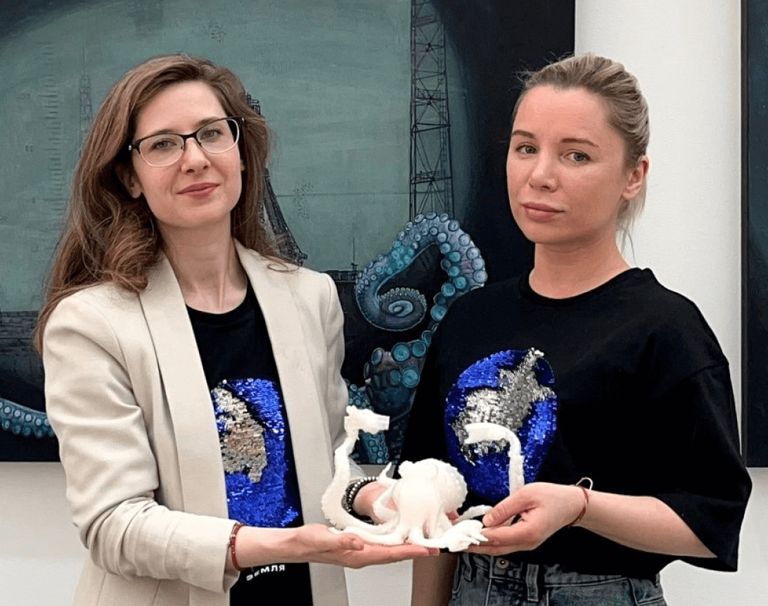 Две девушки представляют 3D модель осьминога Octo-Pax