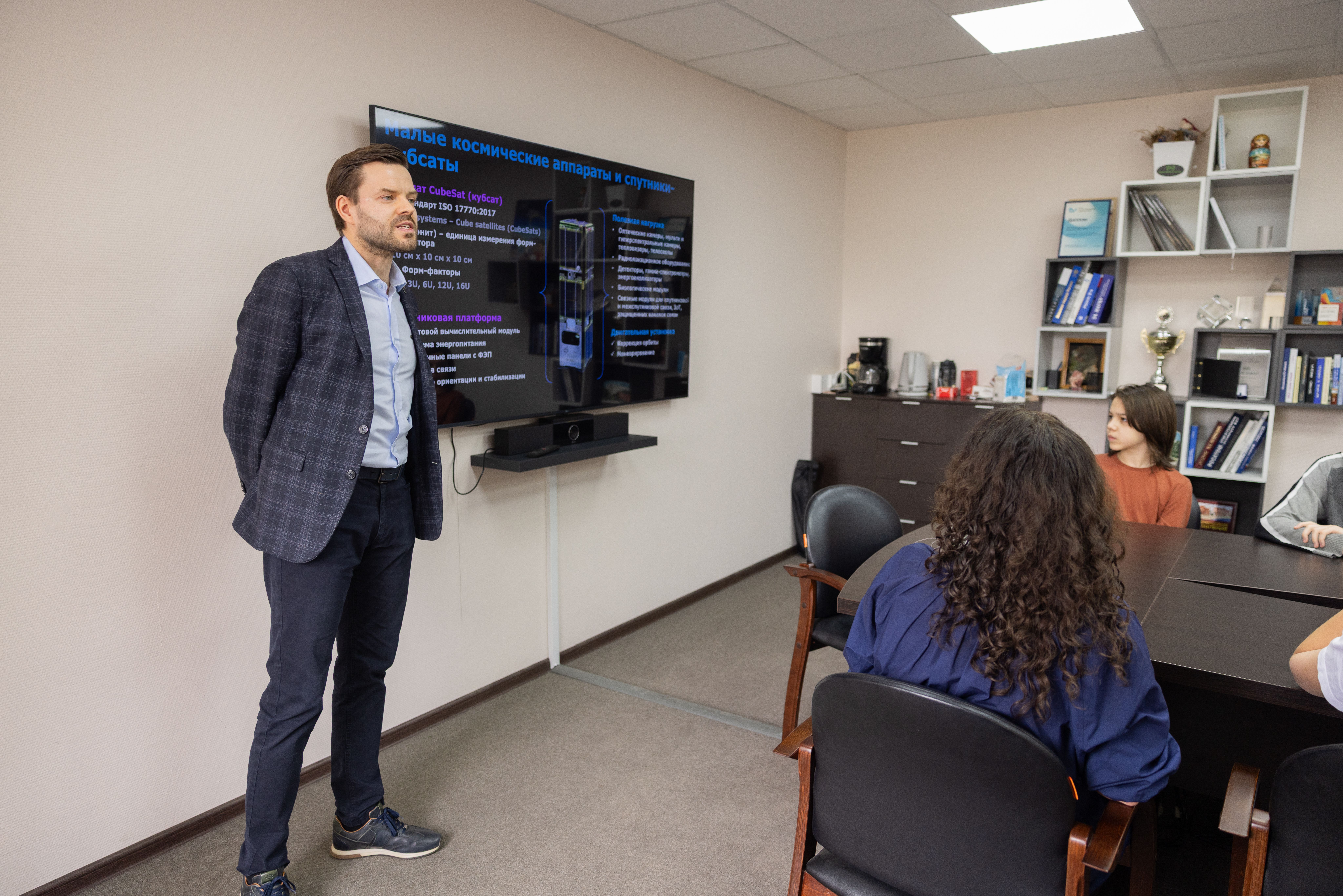 Руководитель Центра космических исследований и технологий Евгений Стёпин встречается с учениками класса микроэлектроники школы №17.