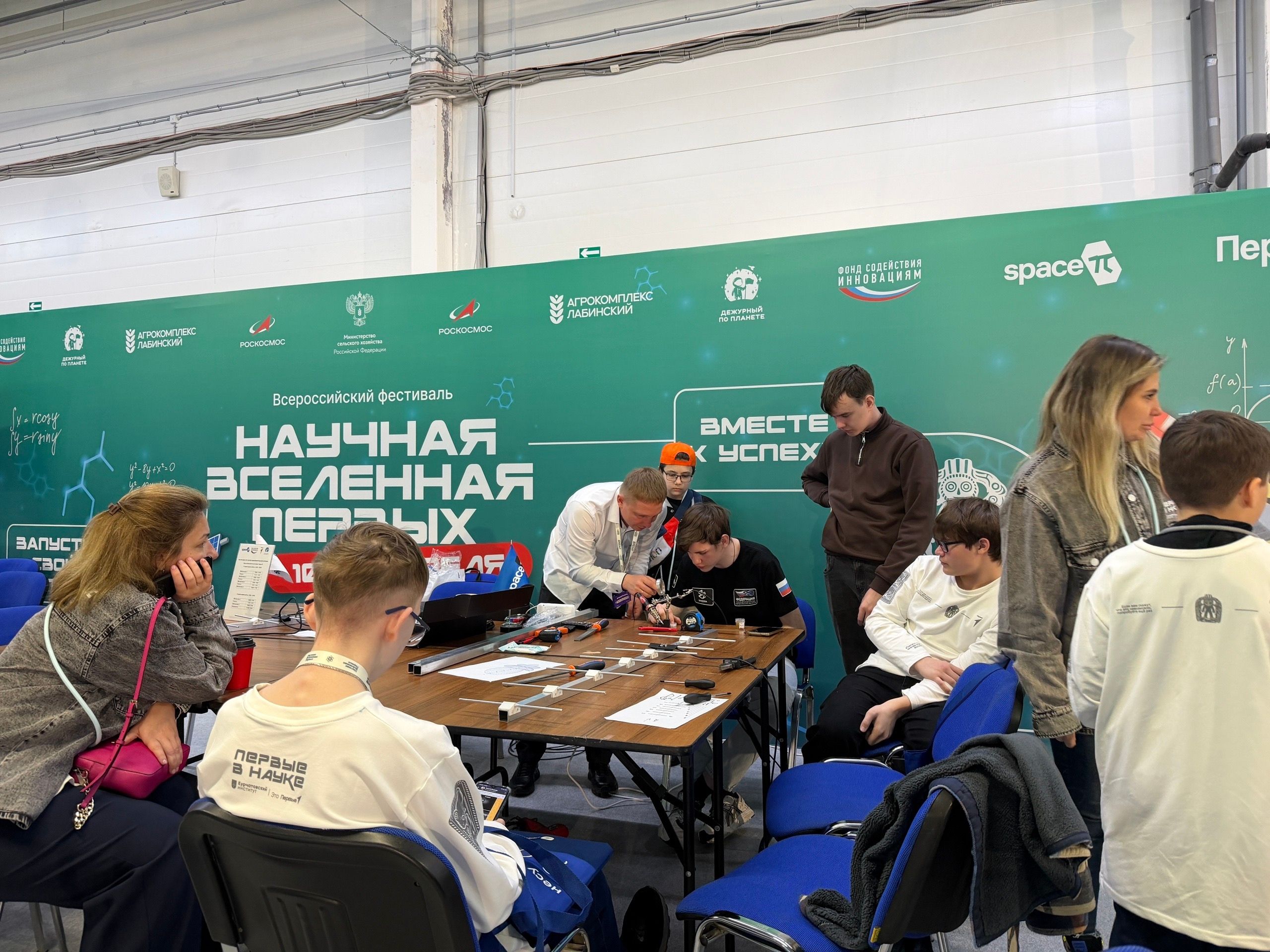 Сборка антенны под руководством Дмитрия Пашкова